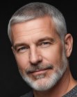 Corte muito curto para homens com cabelo grisalho