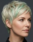 Corte pixie loiro com mechas verde-hortelã