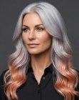 Cabelo platinado longo com pontas rosa-pêssego