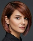 Cabelo castanho-avermelhado com reflexos violeta
