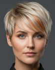 Corte pixie loiro com um toque acobreado