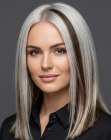 Cabelo grisalho longo com mechas castanhas