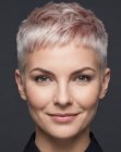 Cabelo loiro curtíssimo com detalhes em rosa
