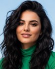 Cabelo longo e ondulado para a primavera