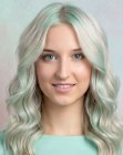 Cabelo loiro com mechas verde-hortelã