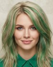 Cabelo loiro com mechas verdes