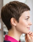 Corte de cabelo curto clássico para mulheres