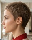 Penteado curto que deixa as orelhas expostas