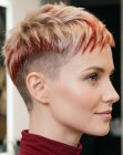 Cabelo loiro curto com mechas vermelhas