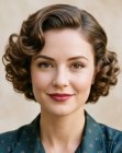 Cabelo curto com cachos dos anos 1940