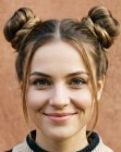 Penteado preso com coques duplos laterais
