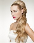 Penteado com rabo de cavalo sobre o ombro