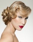 Cabelo preso no estilo Rosemary Clooney com um n� de cachos macios