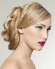 Penteado preso com um coque e uma tran�a espinha de peixe
