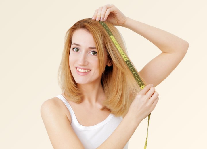 Mulher medindo o comprimento do próprio cabelo